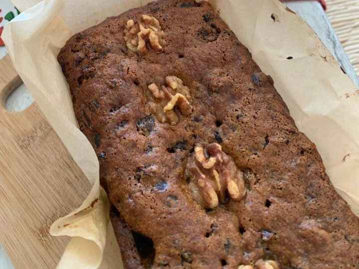 Vicky's date and walnut cake