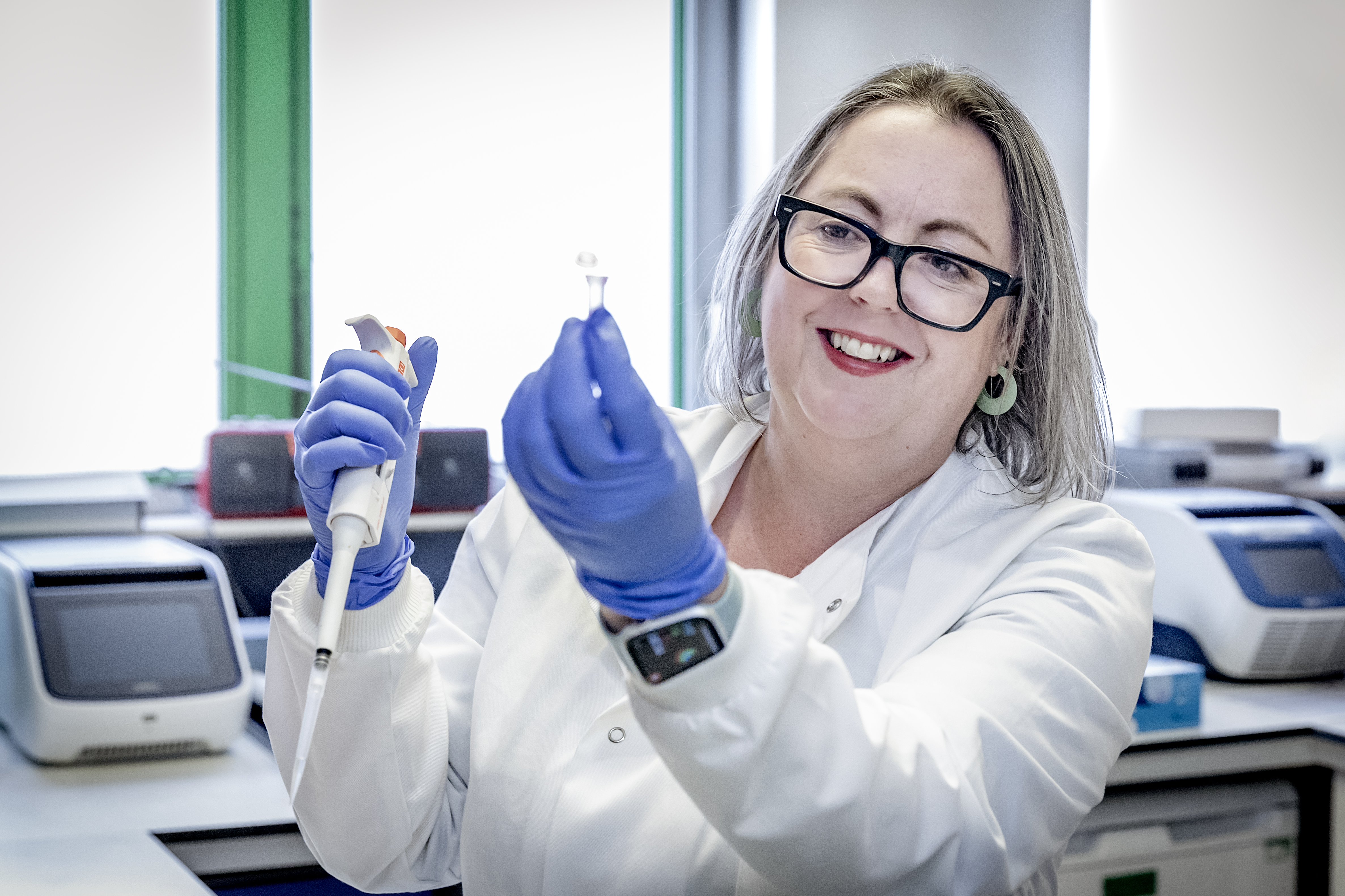 Dr Amanda Carr working in the labratory